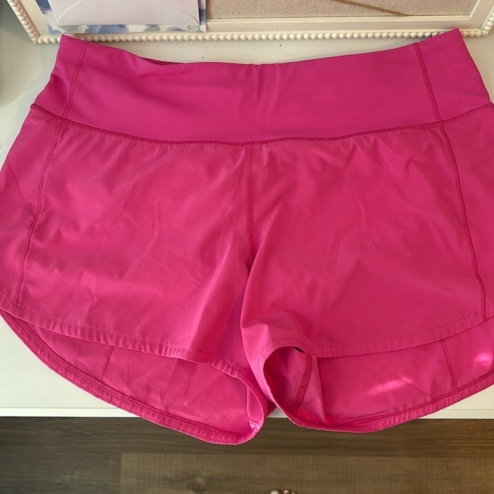 Lululemon Sonic Pink mid rise speed up shorts. Size 8 4”